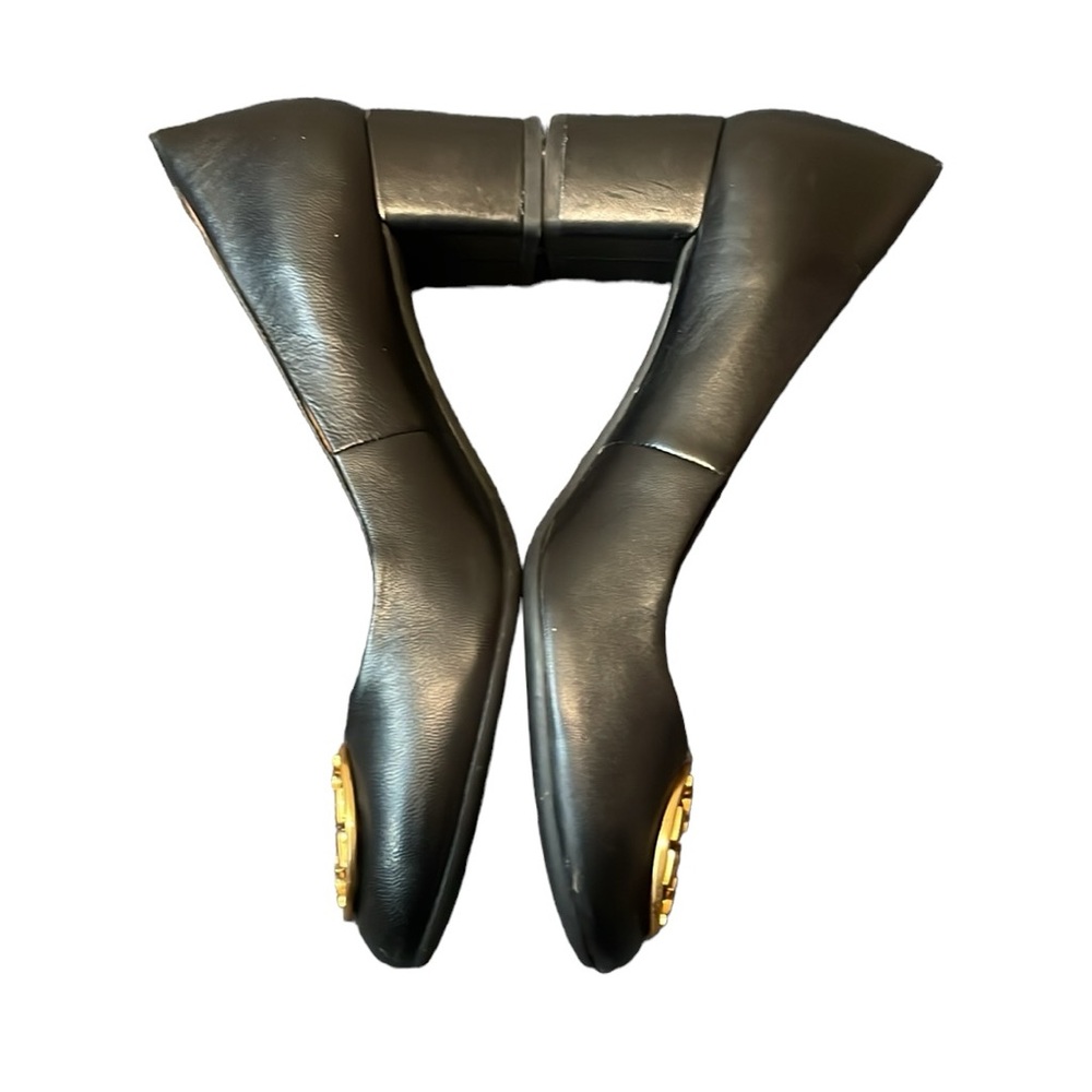 EUC Tory Burch Chelsea black leather heels with gold logo buckle, size 6 - Picture 3 of 9
